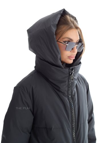 Черный пуховик с акцентной молнией