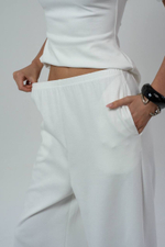 Костюм из прямых брюк на резинке и футболки X-силуэта