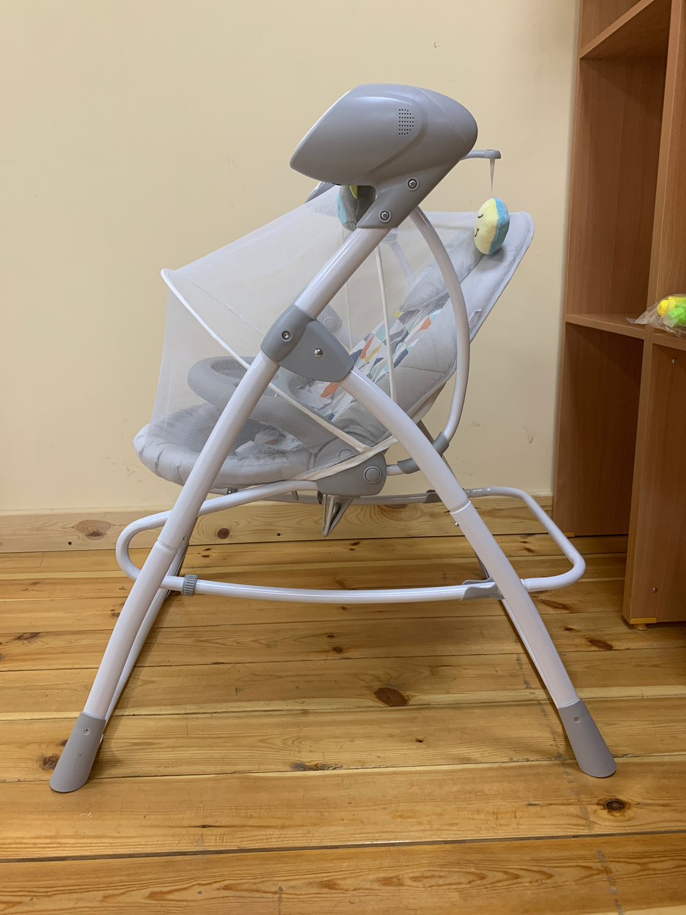 Стул для кормления -электрический качель LUXMOM 901 светло-серый