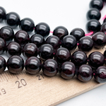 Гранат альмандин бусины, диаметр 8,2-8,3 мм, цена за 11-12 шт (1/4 нити)