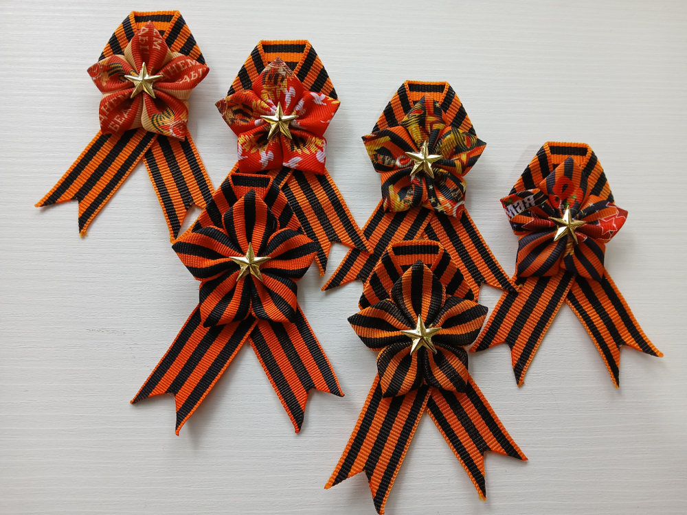 Брошь на 9 мая (Цветок чёрно-белый) из георгиевской ленты