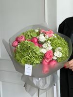 Букет сборный из гортензии, кустовых пионовидных роз и маттиолы