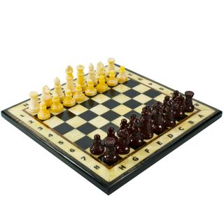 Янтарные шахматы &quot;Молоко и чёрные&quot; 25 на 25 см