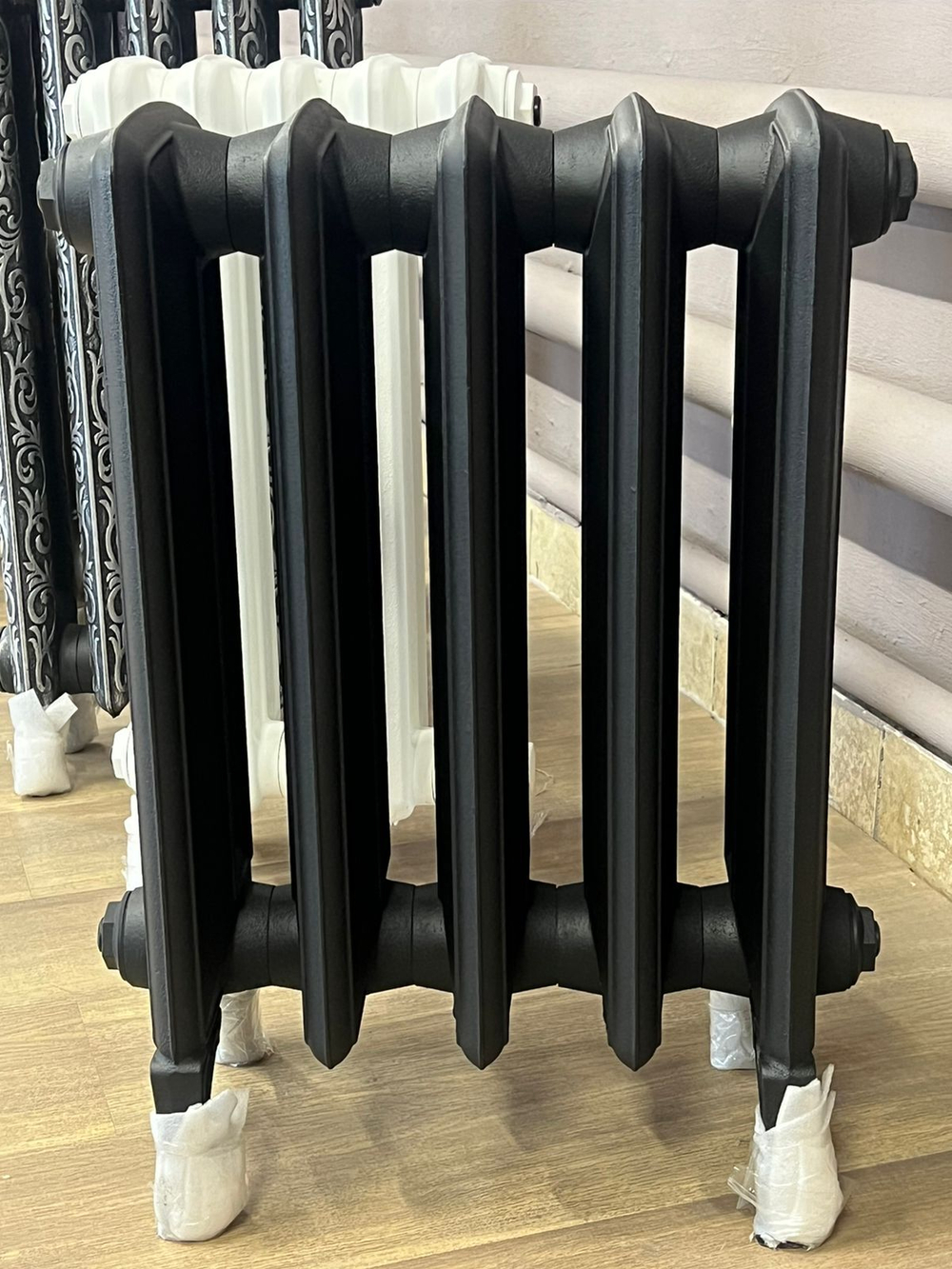 Радиатор чугунный RETROstyle Bohemia-450 без узора, 5 секций, только для автономной системы отопления, черный матовый, напольное исполнение, RETROstyle RS-BOH-450-5s ЛИКВИДАЦИЯ
