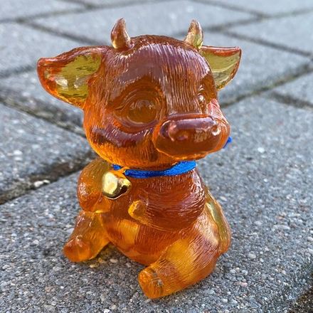 Бычок сидит