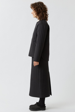 Стеганая куртка черного цвета из бархатистой мембраны