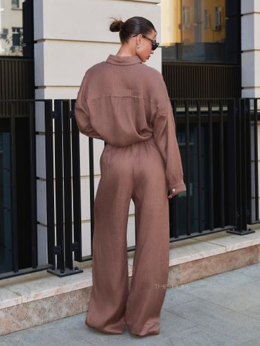 Коричневый льняной брючный костюм с необработанными краями