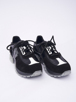 Кроссовки в черном цвете