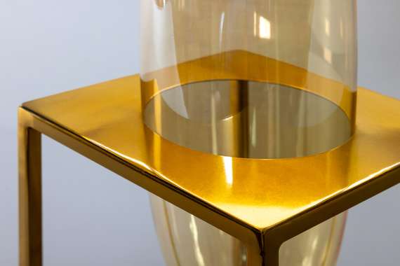 Ваза на золотом подстолье высокая