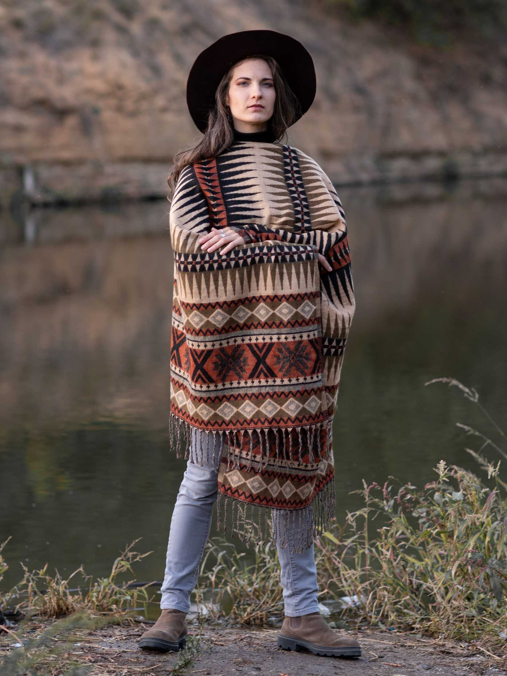 Шерстяной палантин с этно орнаментом