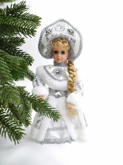 Снегурочка в белой с серебром шубе и кокошнике 30см Triumph Nord