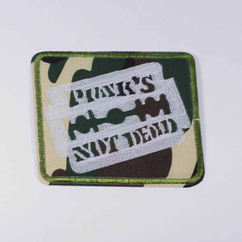 Нашивка Punks Not Dead (лезвие на камуфляже)
