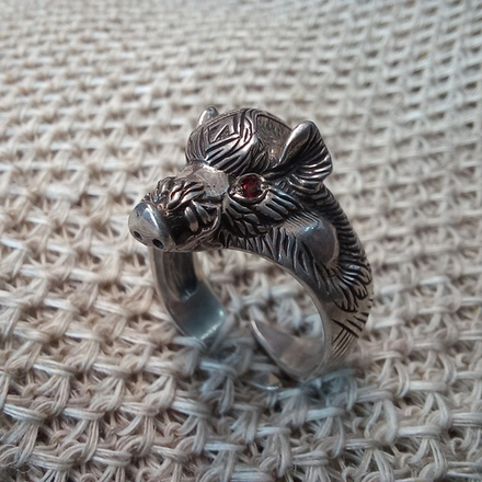 Перстень "Вепрь" с камнями в глазах