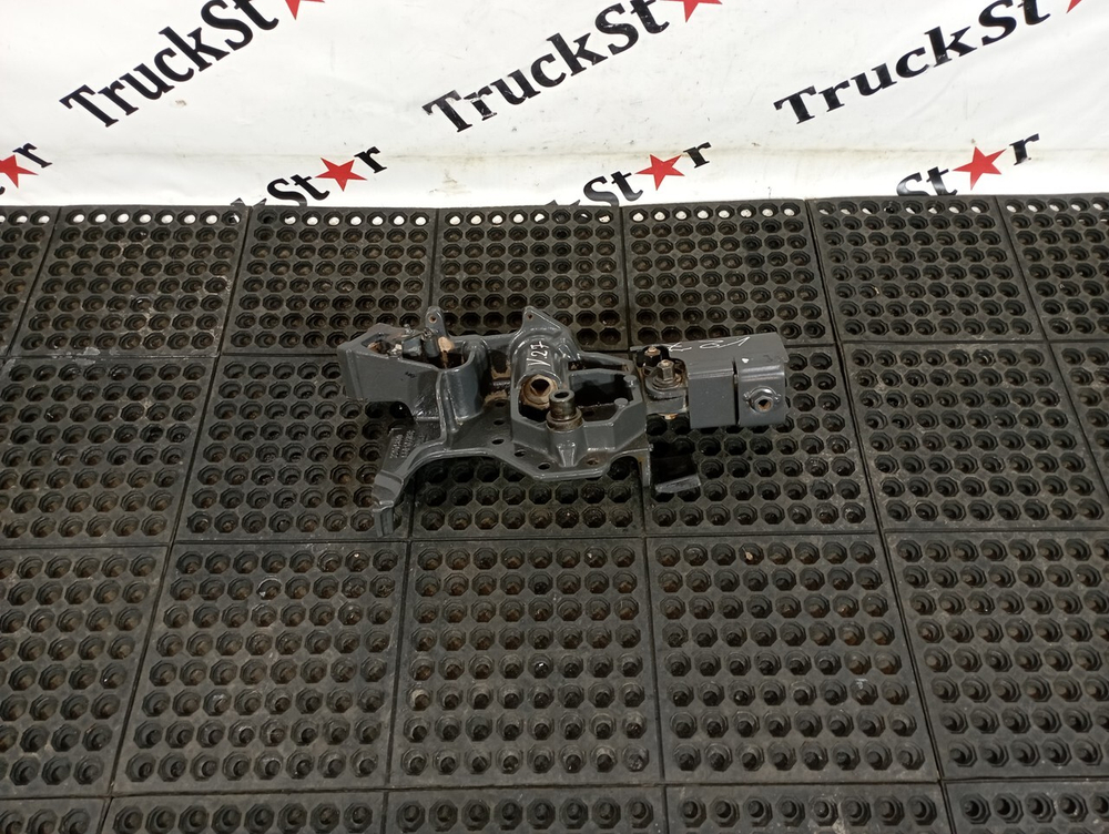 Кронштейн буксировочный правый 2017г.