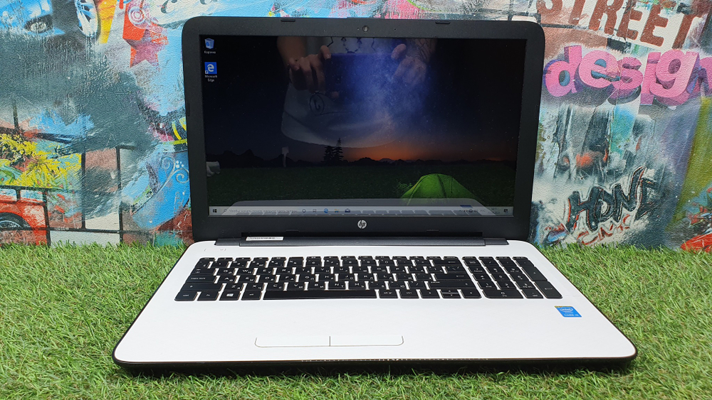 Ноутбук HP i5-5/8 Gb/Radeon R5 M330 2 Gb/ 15-ac022ur (N1K64EA)