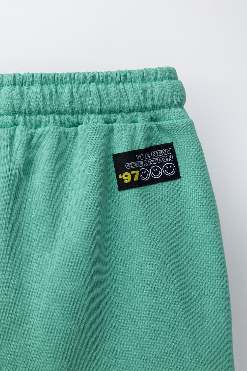 ZARA ШОРТЫ-БЕРМУДЫ С ПРИНТОМ SMILEYWORLD ®, ЗЕЛЕНЫЙ