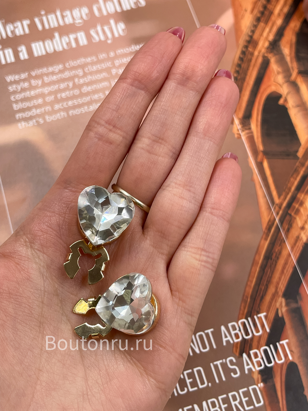 Накладка на пуговицу золотистая с белым стразом в форме сердца