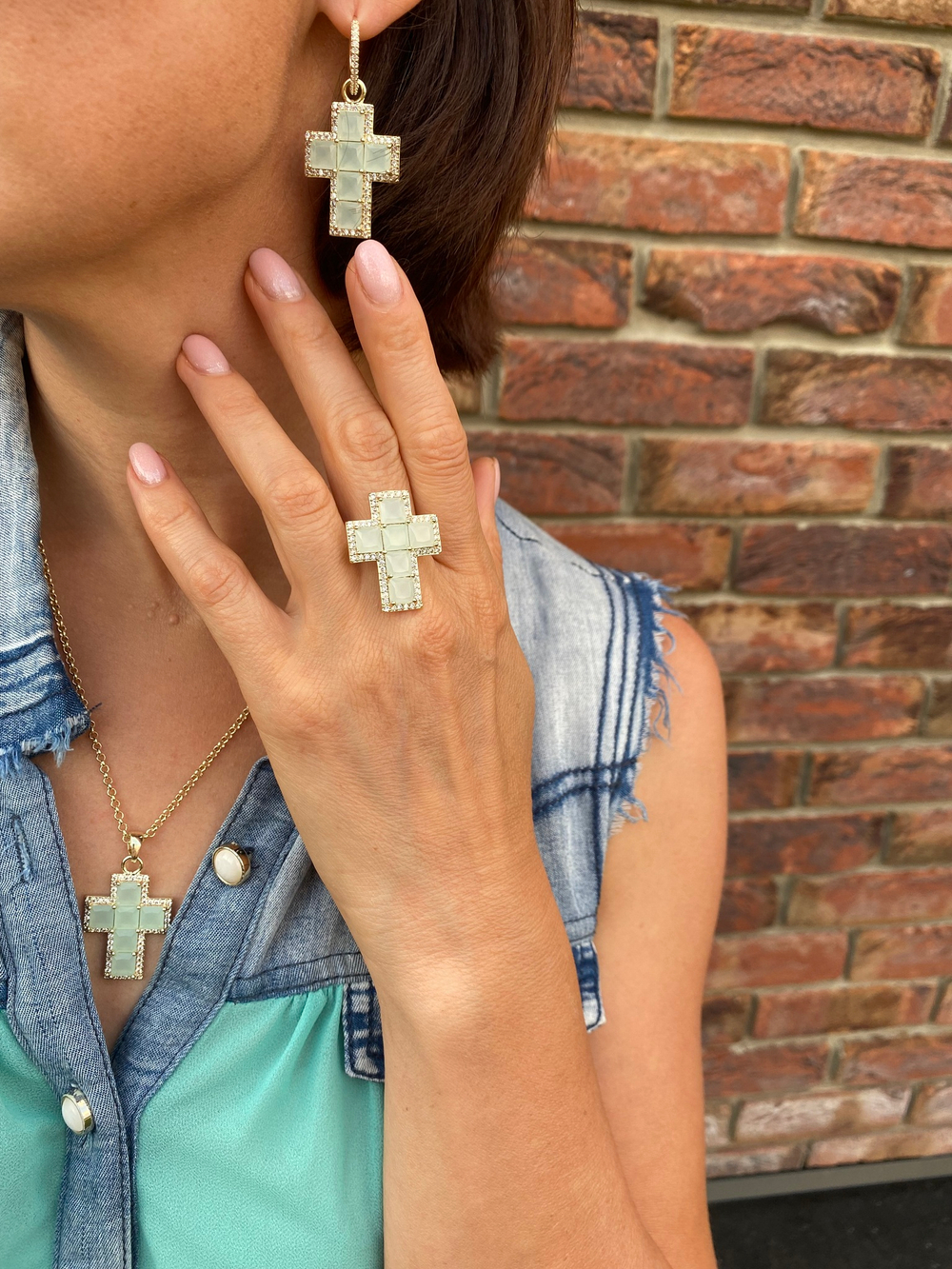 Кулон на цепочке широкий крест с кристаллами, оттенок мята