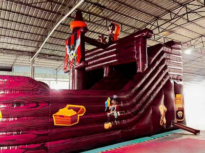 Большой надувной батут-горка “Пиратский корабль” 10*5*6 м