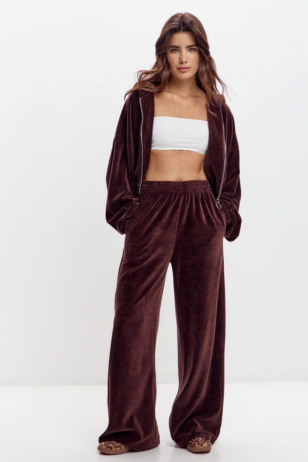 Широкие брюки на резинке из велюровой ткани шоколадного цвета