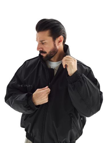 Утепленный черный бомбер на молнии