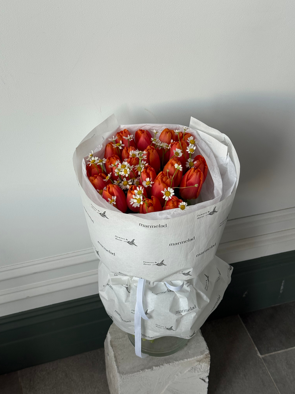 Букет из оранжевых тюльпанов и ромашки