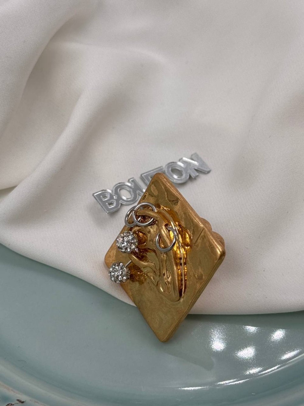 Кольцо золотистое квадратное Скиапар. "Ухо с пирсингом"