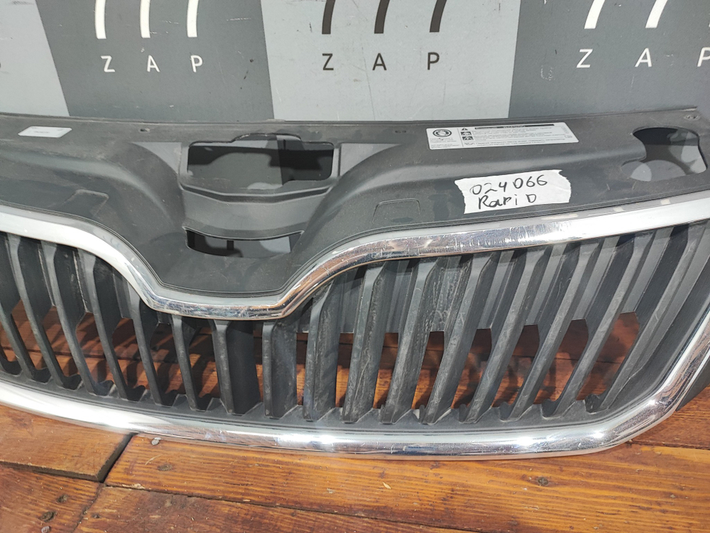 Решетка радиатора Skoda Rapid 1 12-20 Б/У Оригинал 5JA853668