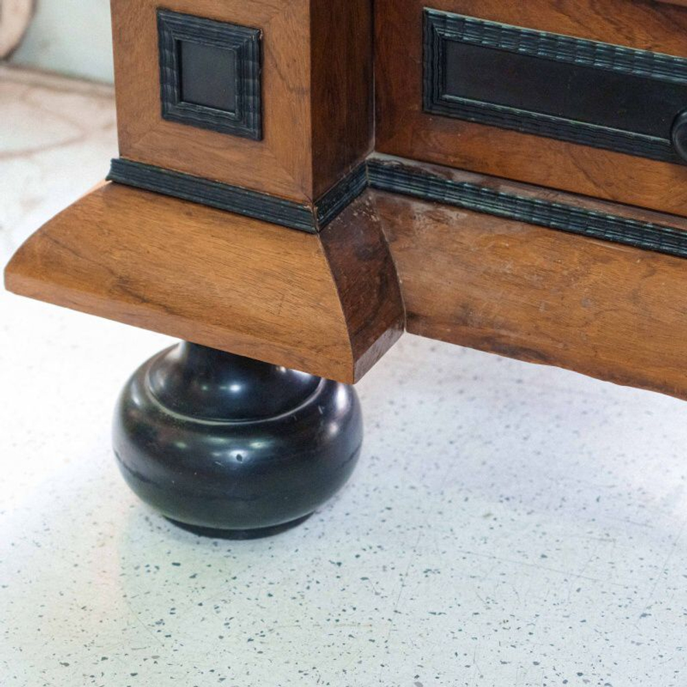 Кабинетный шкаф