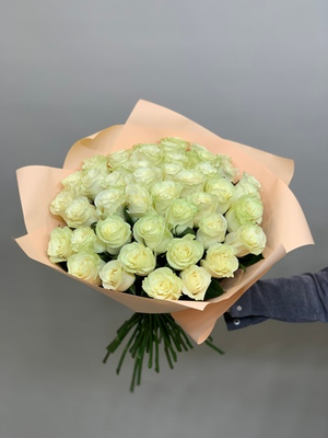 Букет 45 белых роз Эквадор 50см в пленке