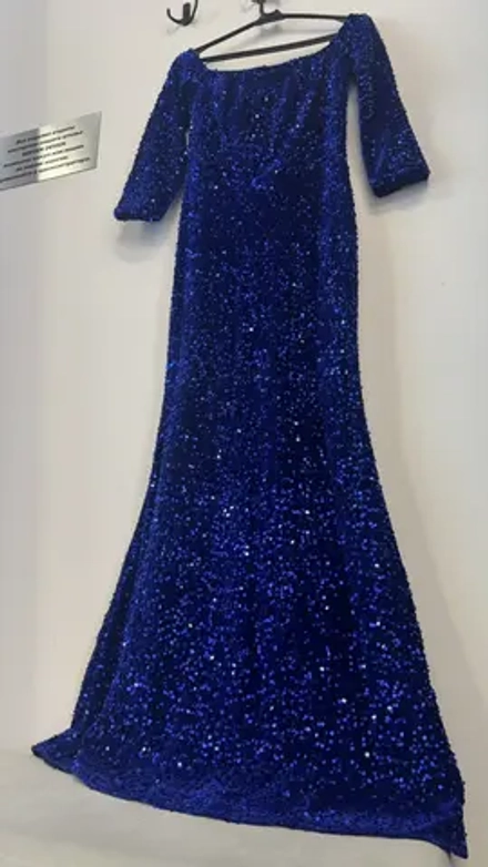 Платье с пайетками и открытыми плечами