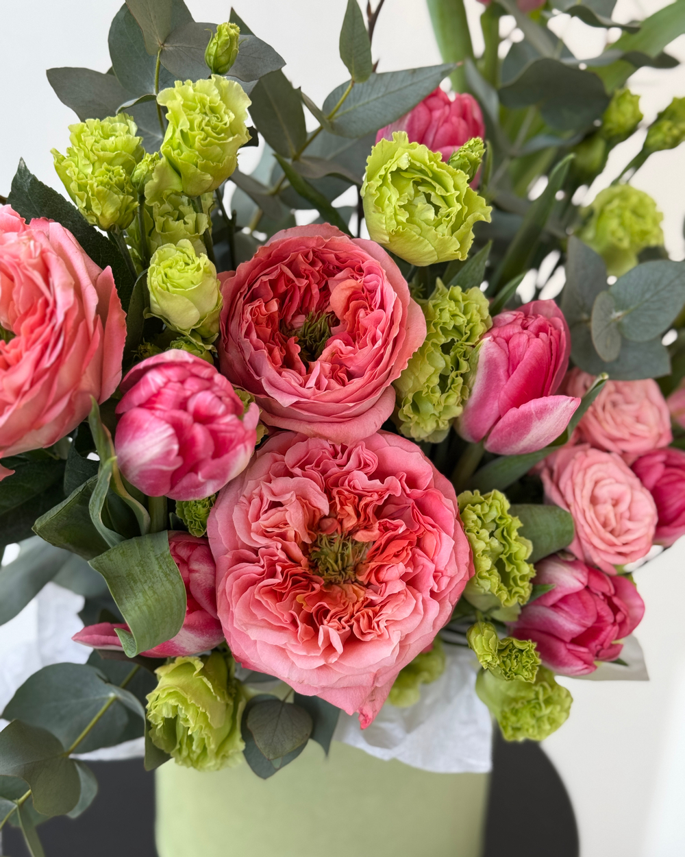 Весенняя композиция с лизиантусом, ветками и тюльпанами в шляпной коробке