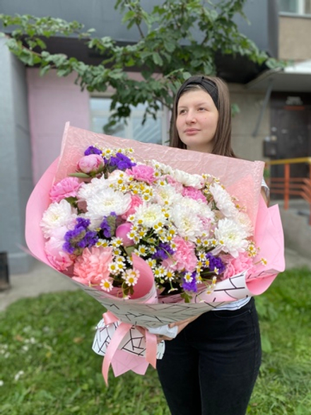 Букет цветов с диантусами, пионами и ромашками