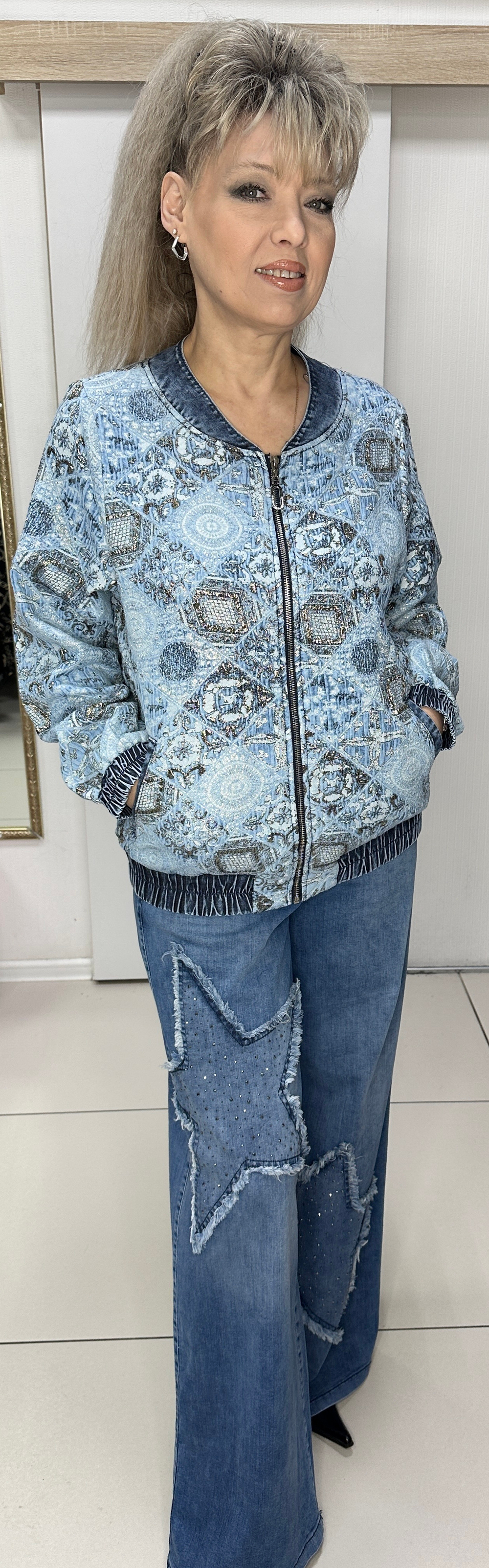 Джинсовый жакет-бомбер с блестящей отделкой