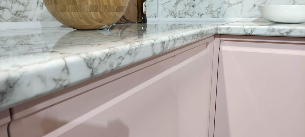 Кухонный гарнитур Скала Дуб евро / Розовый (с барной стойкой)