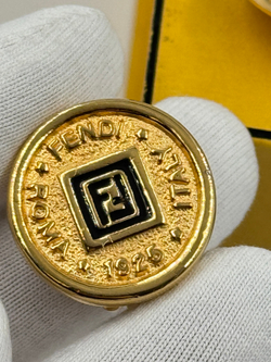 Клипсы с лого и чёрной эмалью Fendi
