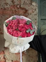 Букет из яркой одноголовой розы и эвкалипта 15 шт