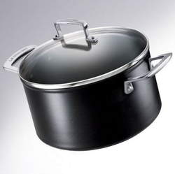Кастрюля с крышкой 2.8л Le Creuset черная Франция фото