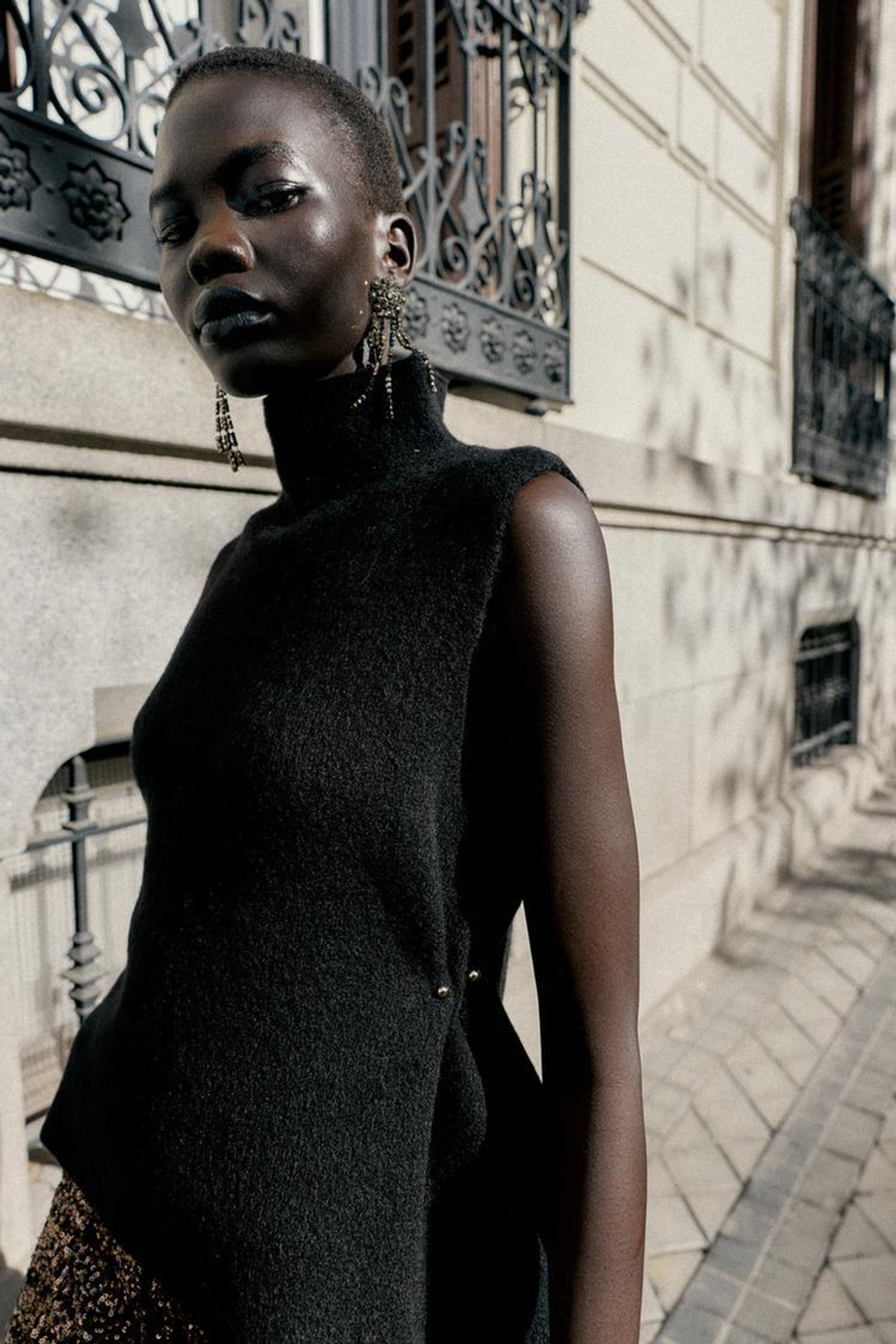 ZARA ТРИКОТАЖНЫЙ ТОП АСИММЕТРИЧНОГО КРОЯ, ЧЕРНЫЙ