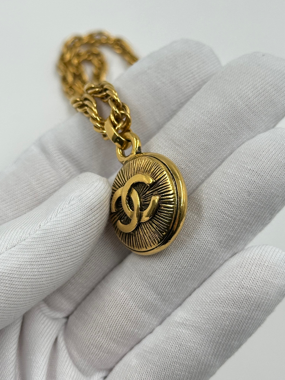 Кулон с лого Chanel
