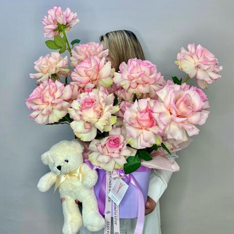 «Мадам Фигаро» с мишкой. 25 французских роз Эсперанс в коробке с мягкой игрушкой