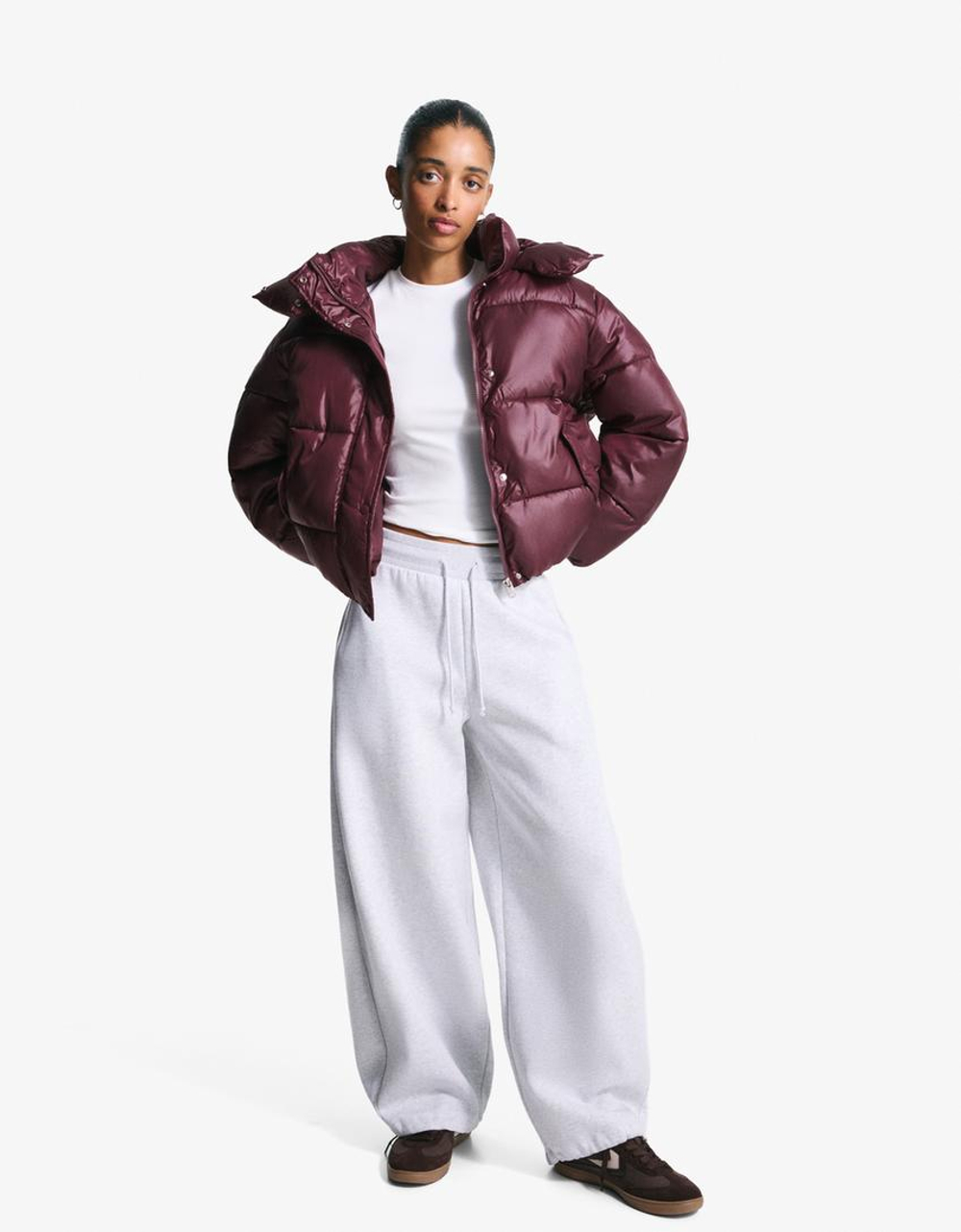 BERSHKA Водонепроницаемая куртка с капюшоном, бордо