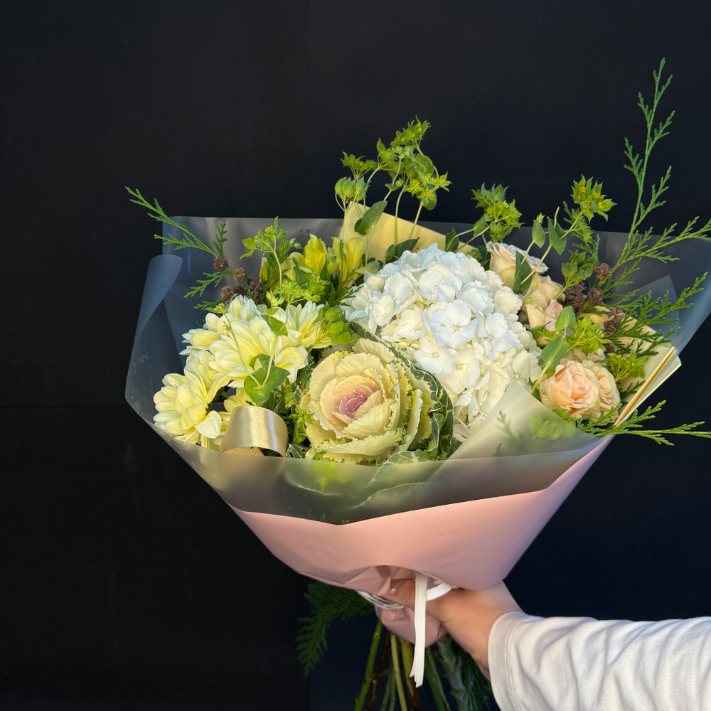 Букет из гортензии, хризантемы и брассики
