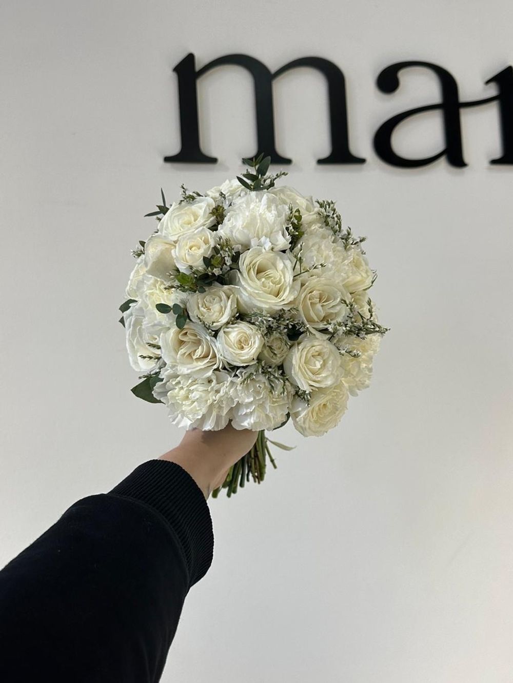 Свадебный букет из диантусов, эвкалипта, кустовых пионовидных и одноголовых роз