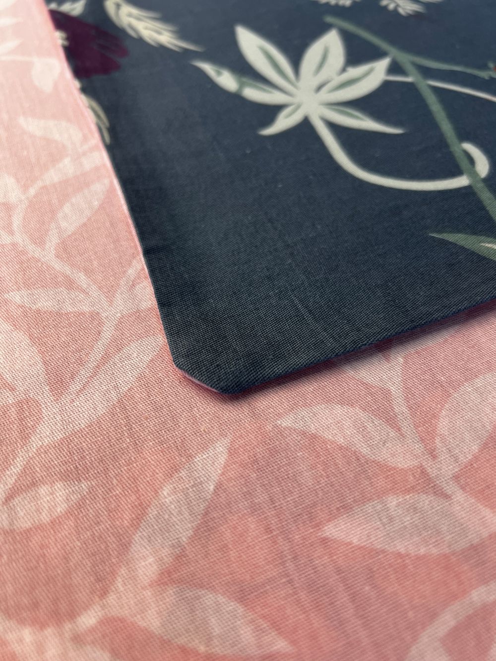 Постельное белье "Люпин/Люпин (компаньон)" евро   наволочки 50х70 2шт Простынь на резинке 180х200 см  Пододеяльник 200х215 см  Сказка сатин