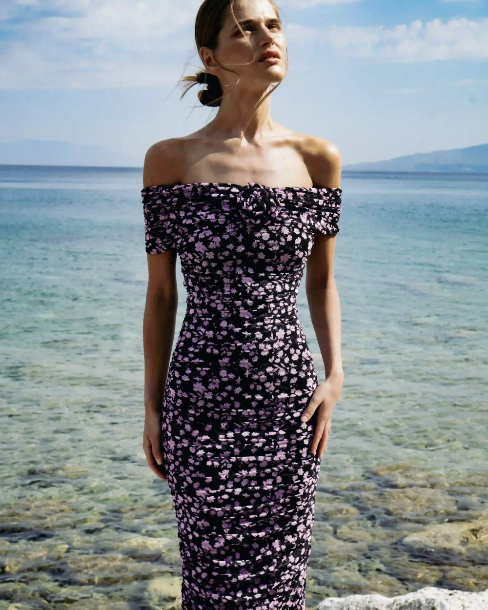 Iren rose midi, платье миди драпированное из черной сетки с мелкими светло-розовыми цветами и розой