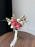 Свадебный букет из ярких роз, диантусов и маттиолы