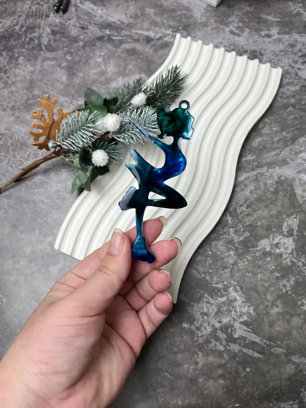 Новогодняя елочная игрушка Девочка на коньках