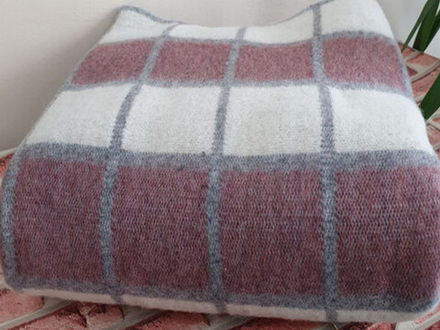 Одеяло полушерстяное "ВВ. БЕЛО-СЕРО-БОРДОВАЯ КЛЕТКА-1" ОПШ-1, 50% шерсть, плотность 400 г/м2, Россия.