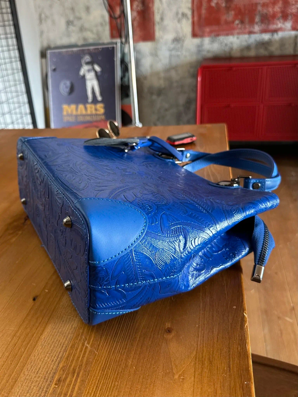 Женская форматная сумка из натуральной кожи королевского синего цвета